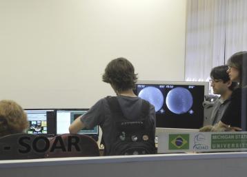 Estudantes na Estação de Observação Remota do SOAR (foto: Acervo IAG)