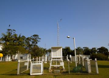 Cercado meteorológico na Estação Meteorológica do IAG (foto: Marcos Santos/USP Imagens)