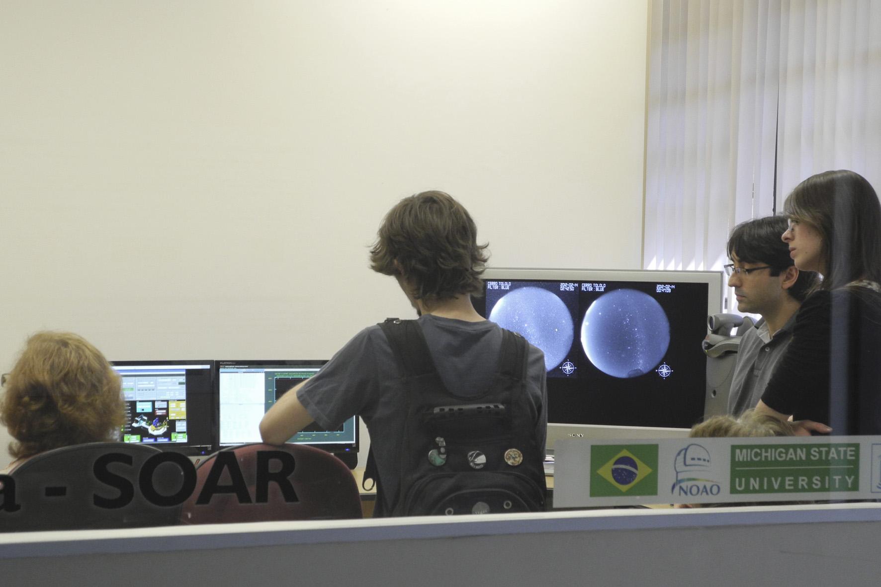Estudantes na Estação de Observação Remota do SOAR (foto: Acervo IAG)